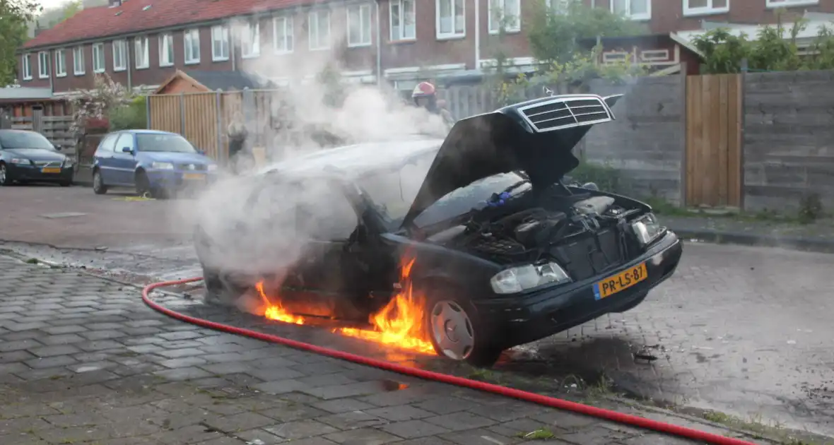 Personenauto gaat in vlammen op - Foto 22