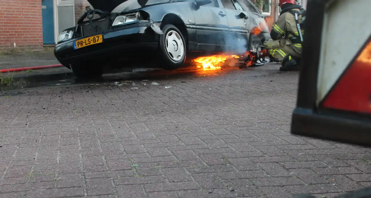 Personenauto gaat in vlammen op - Foto 23