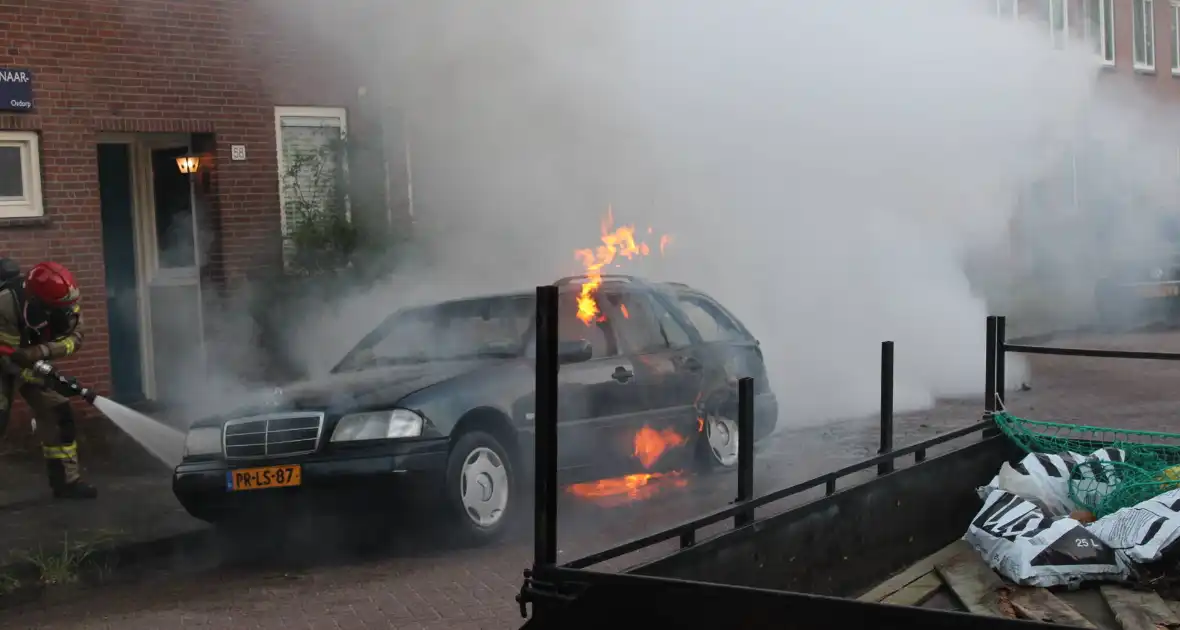 Personenauto gaat in vlammen op - Foto 3