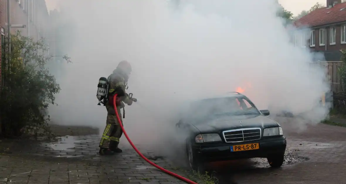 Personenauto gaat in vlammen op - Foto 4