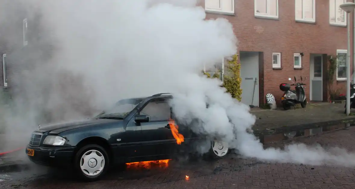 Personenauto gaat in vlammen op - Foto 5