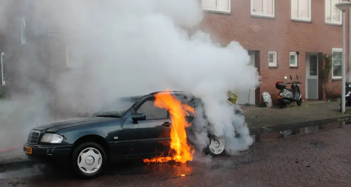 Personenauto gaat in vlammen op - Foto 6