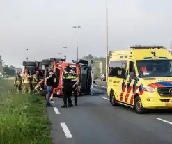 Vrachtwagen op zijn kant na botsing