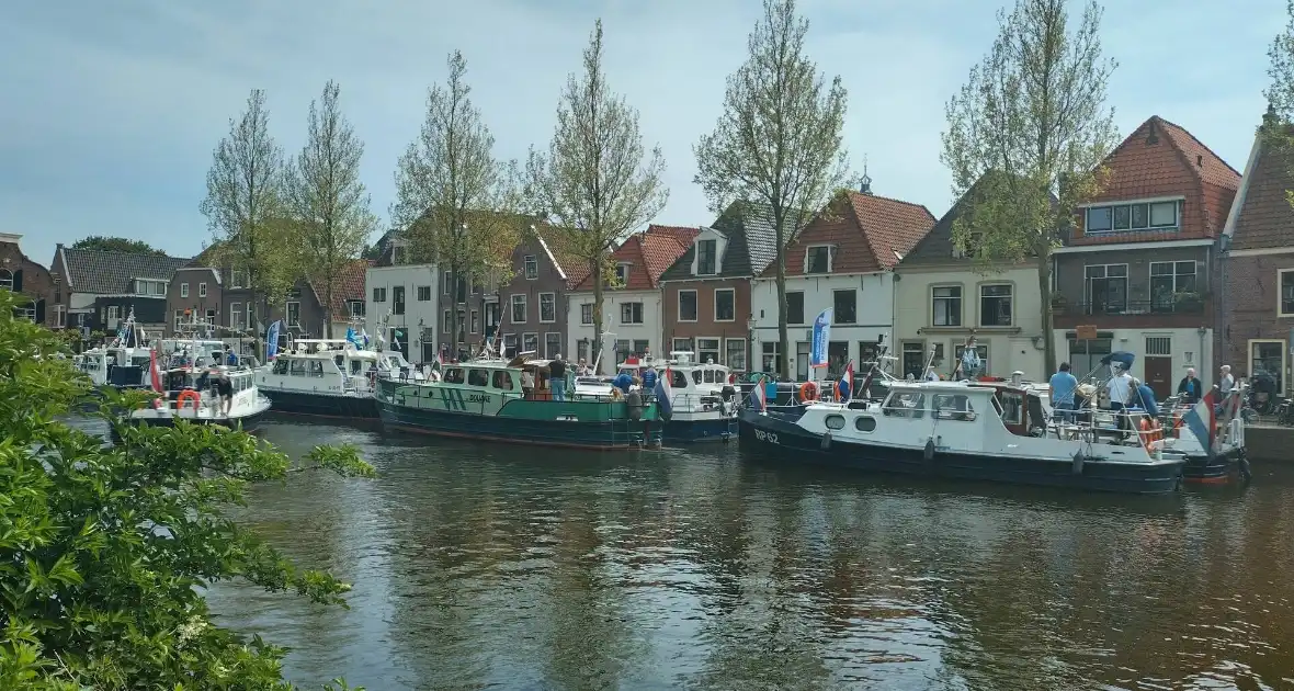 Oude patrouilleboten leggen aan in de haven