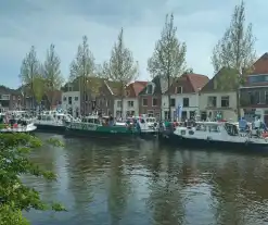 Oude patrouilleboten leggen aan in de haven