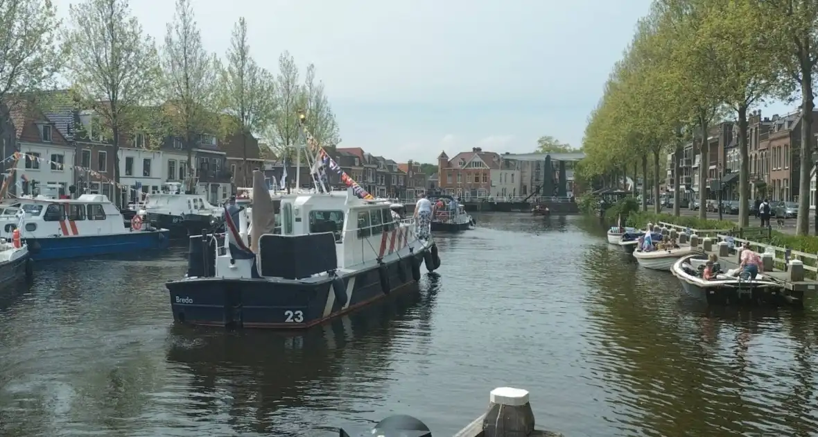 Oude patrouilleboten leggen aan in de haven - Foto 1