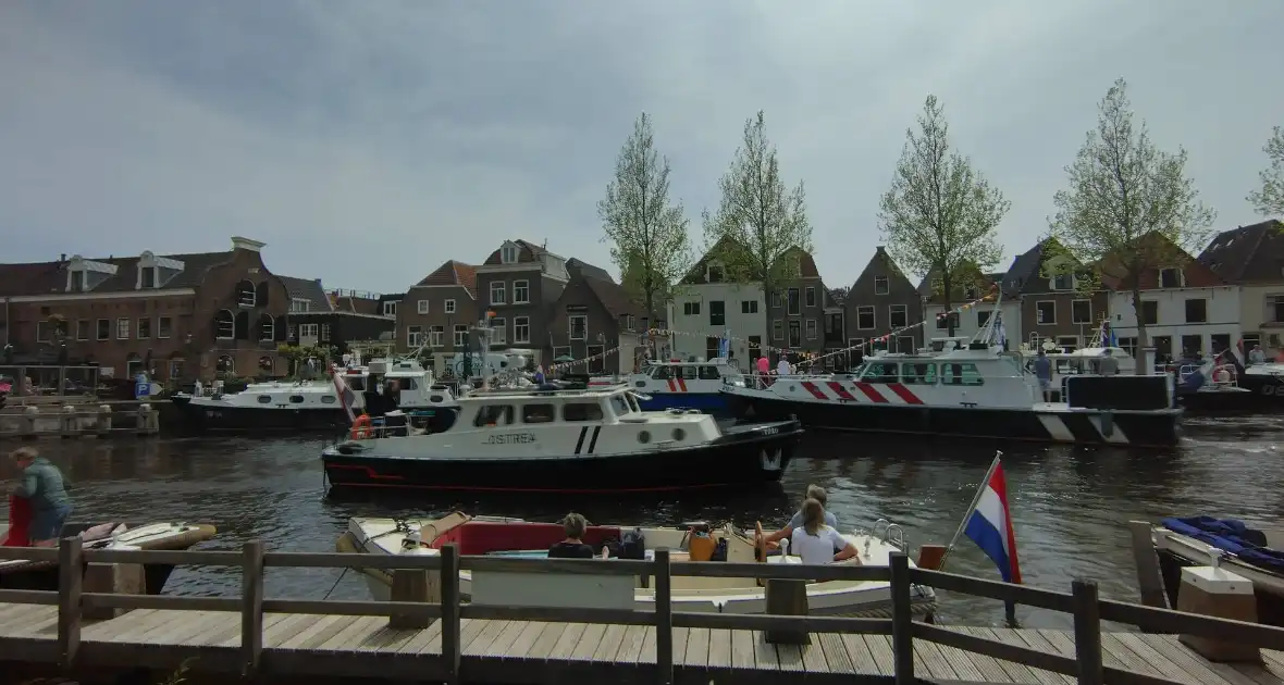 Oude patrouilleboten leggen aan in de haven - Foto 3