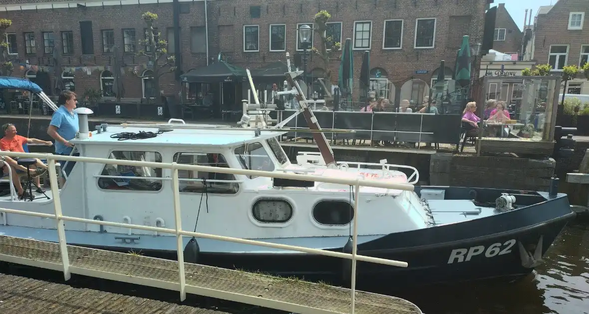 Oude patrouilleboten leggen aan in de haven - Foto 4