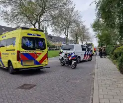 Vrouw met fiets ernstig gewond na val