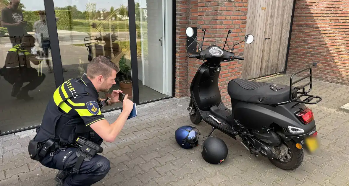 Tweetal op scooter gewond bij botsing met auto - Foto 3