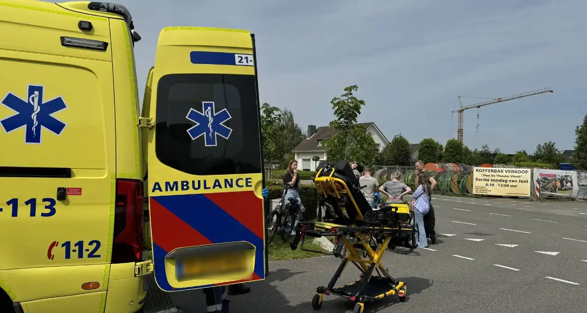 Tweetal op scooter gewond bij botsing met auto - Foto 4