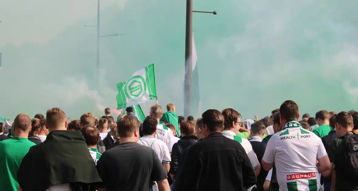 Supporters FC Groningen maken zich op voor 'de' wedstrijd - Foto 1