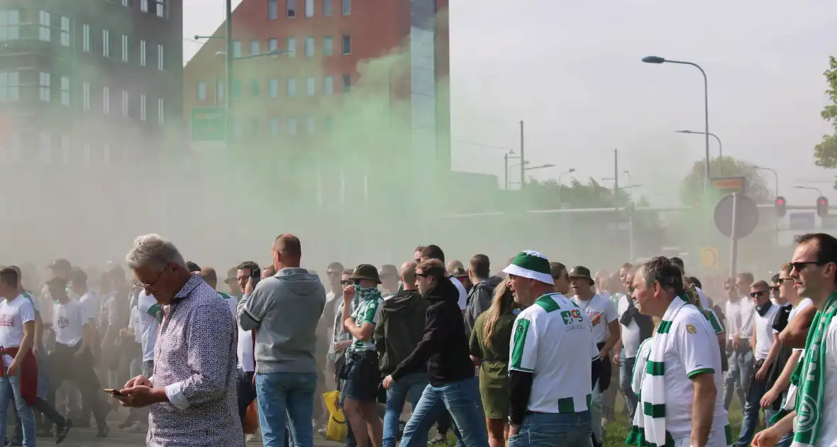 Supporters FC Groningen maken zich op voor 'de' wedstrijd - Foto 10