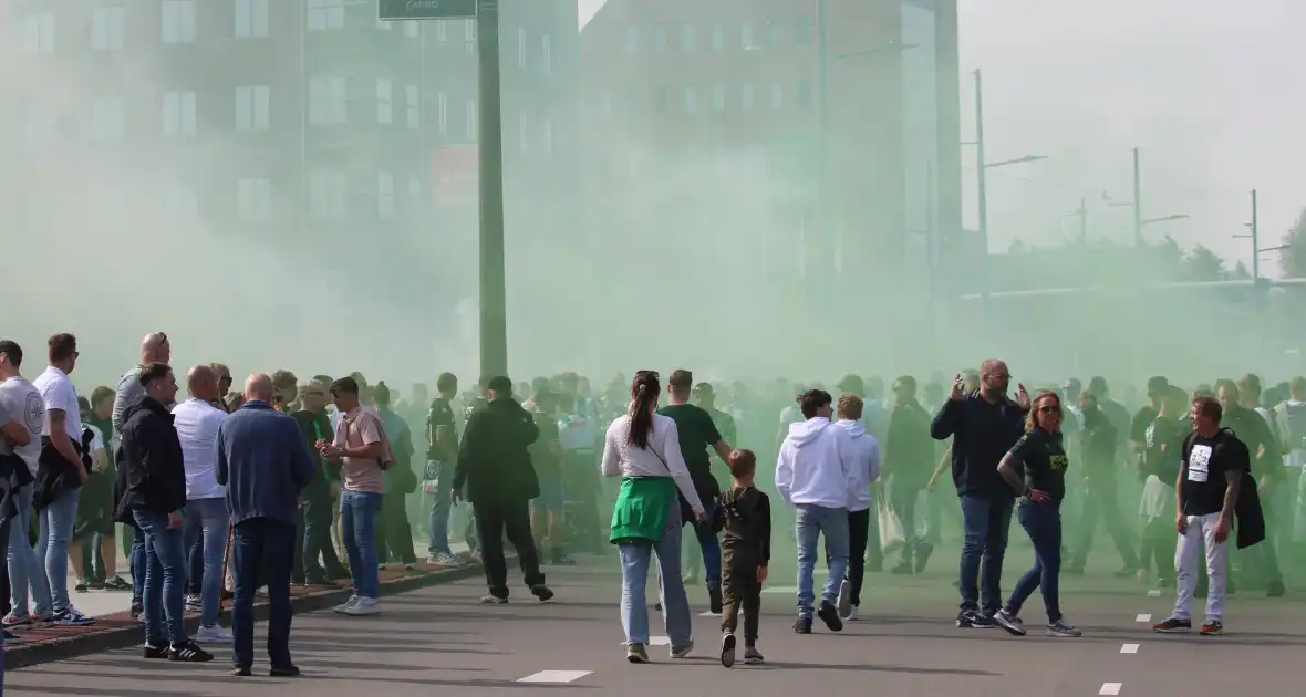 Supporters FC Groningen maken zich op voor 'de' wedstrijd - Foto 11