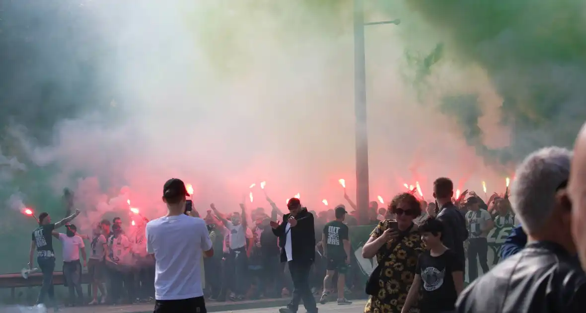 Supporters FC Groningen maken zich op voor 'de' wedstrijd - Foto 3