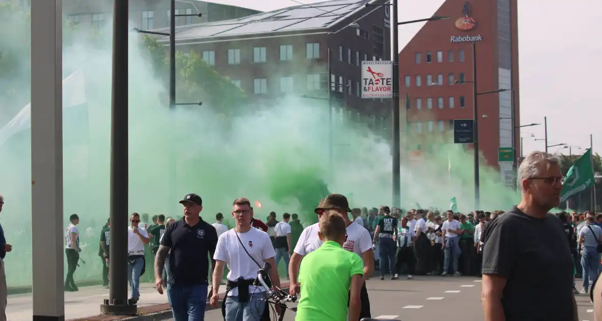 Supporters FC Groningen maken zich op voor 'de' wedstrijd - Foto 5