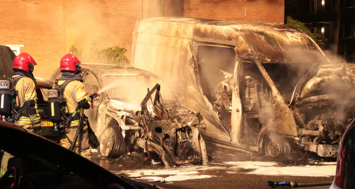 Meerdere voertuigen verwoest door brand - Foto 1