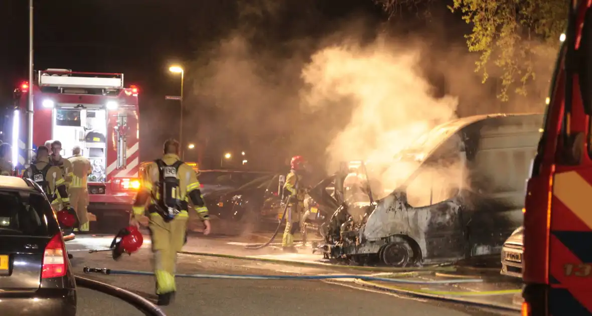 Meerdere voertuigen verwoest door brand - Foto 4