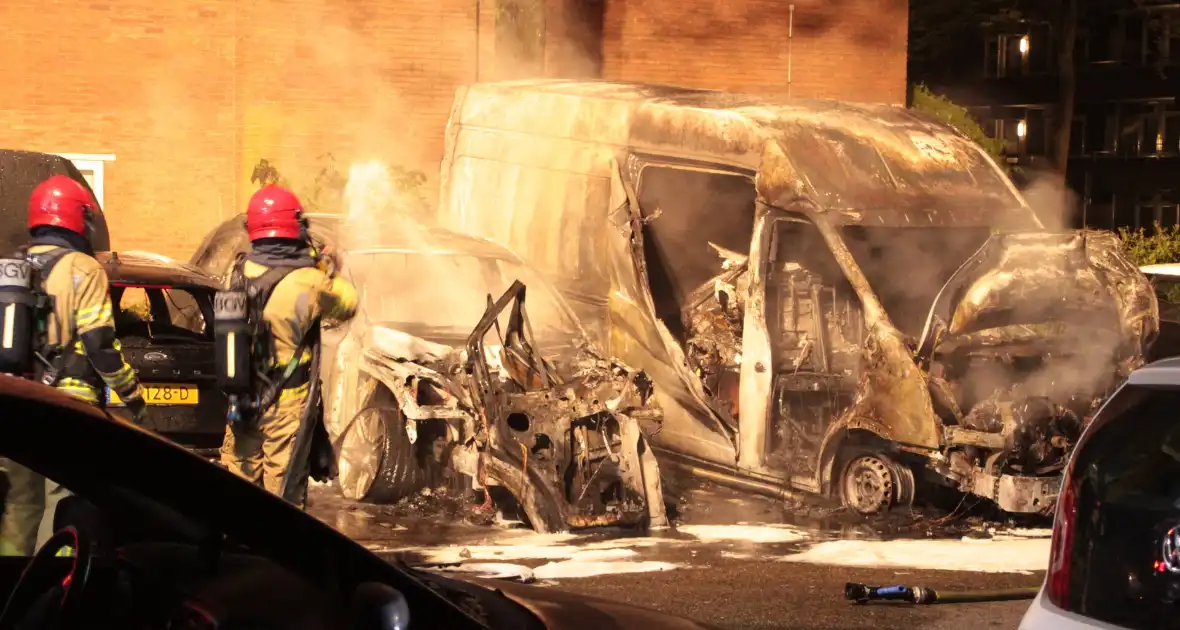 Meerdere voertuigen verwoest door brand - Foto 5