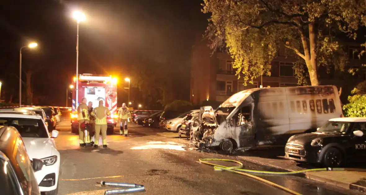 Meerdere voertuigen verwoest door brand - Foto 8