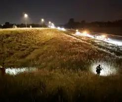 Vrouw vlucht na ongeval op snelweg