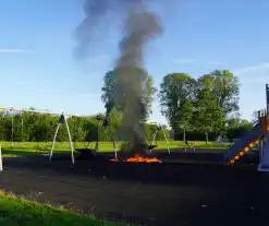 Matten van speeltuin in brand