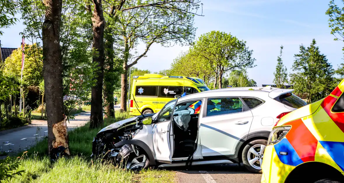 Twee gewonde na frontale botsing tegen boom