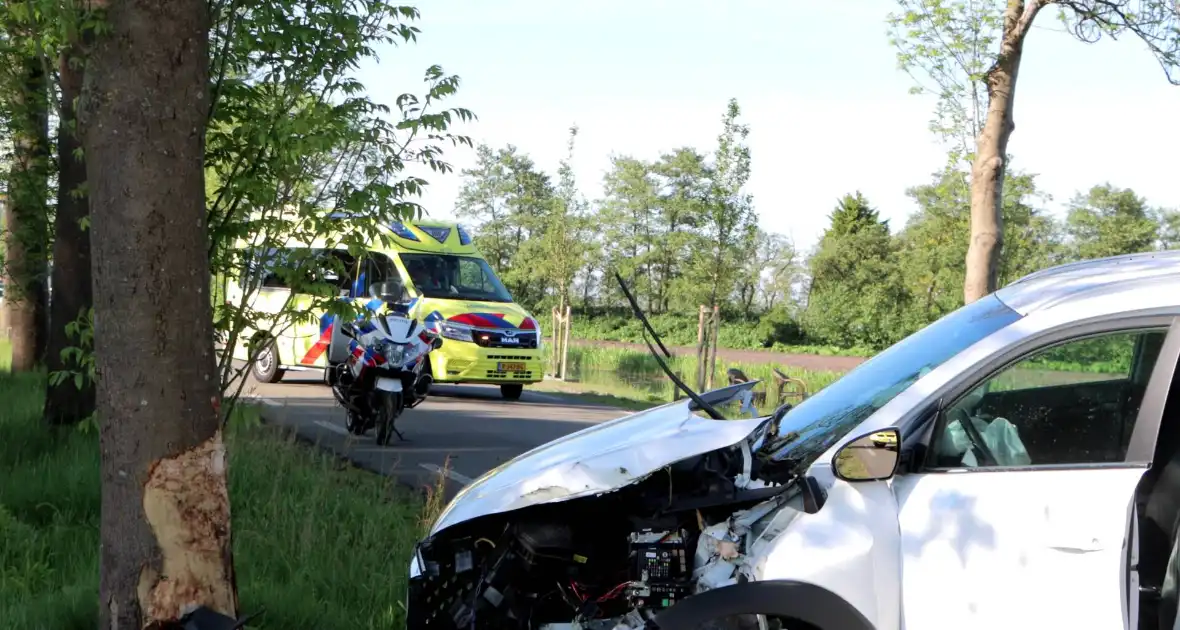 Twee gewonde na frontale botsing tegen boom - Foto 2