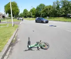Kind op fiets zwaargewond bij botsing met auto