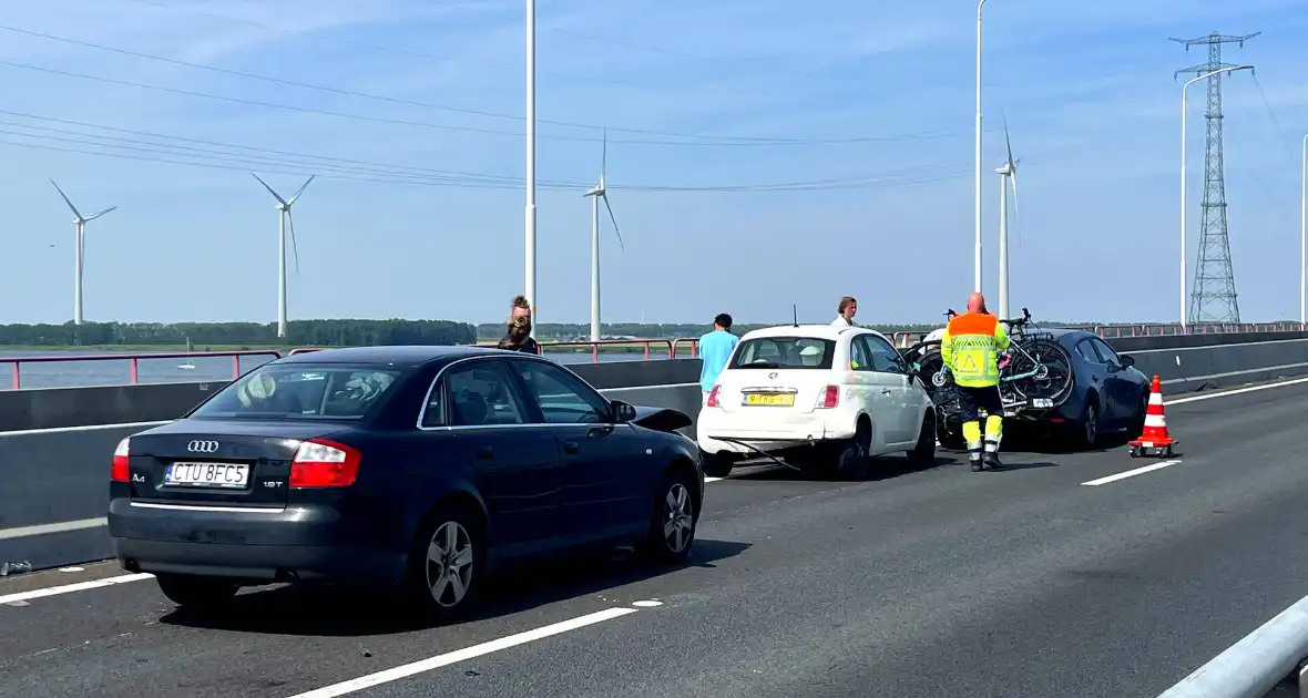 Kettingbotsing op Haringvlietbrug - Foto 1