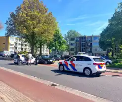 Auto dwars op de straat bij botsing