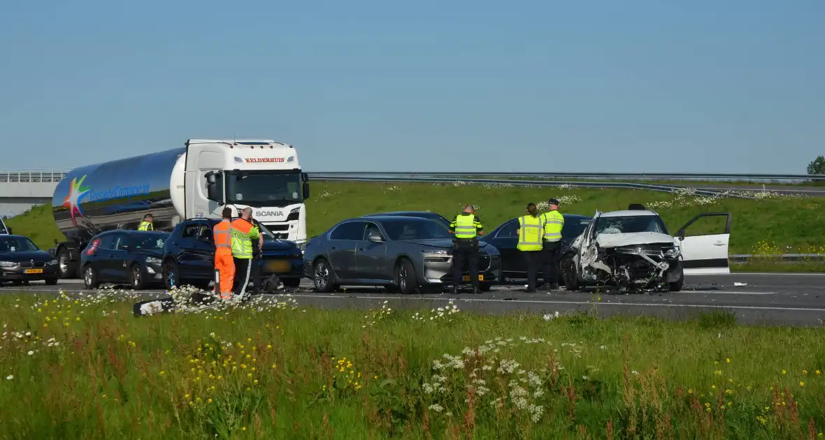 Meerdere voertuigen bij ernstig ongeval op snelweg - Foto 2