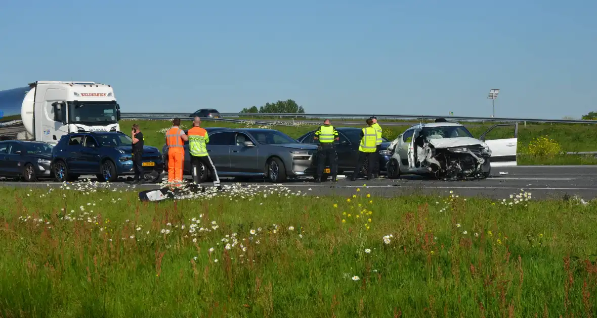 Meerdere voertuigen bij ernstig ongeval op snelweg - Foto 3