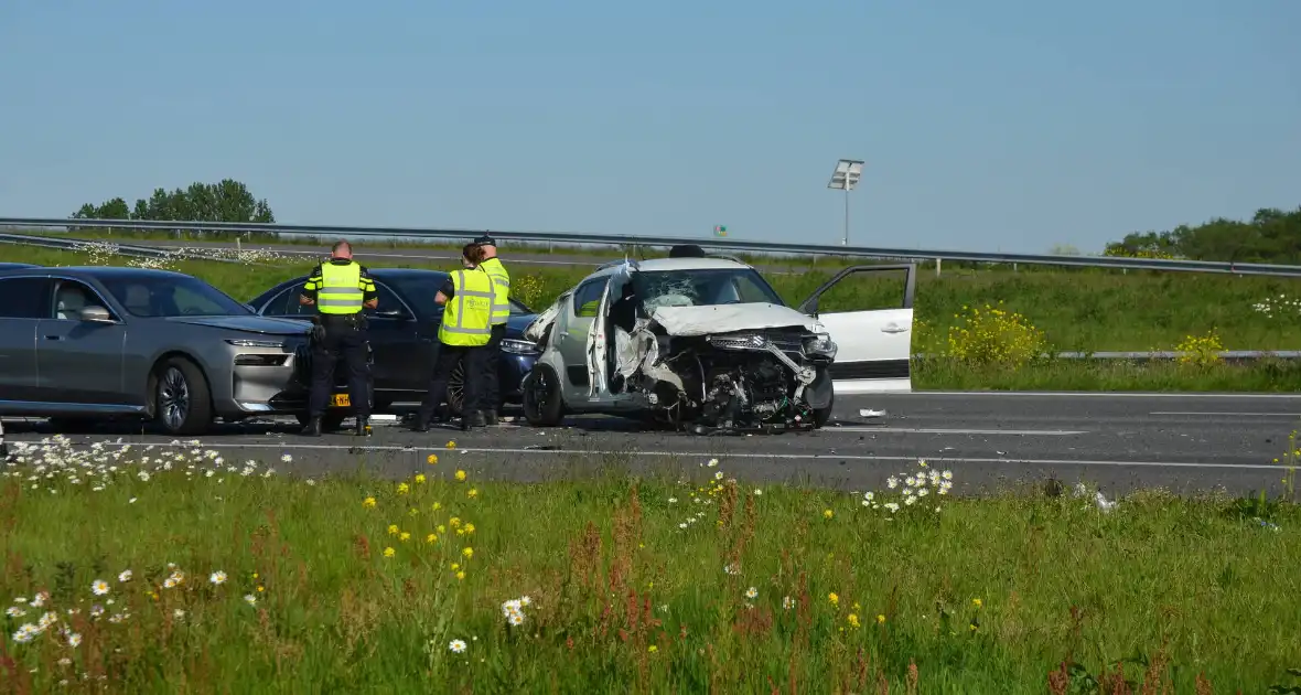 Meerdere voertuigen bij ernstig ongeval op snelweg - Foto 4