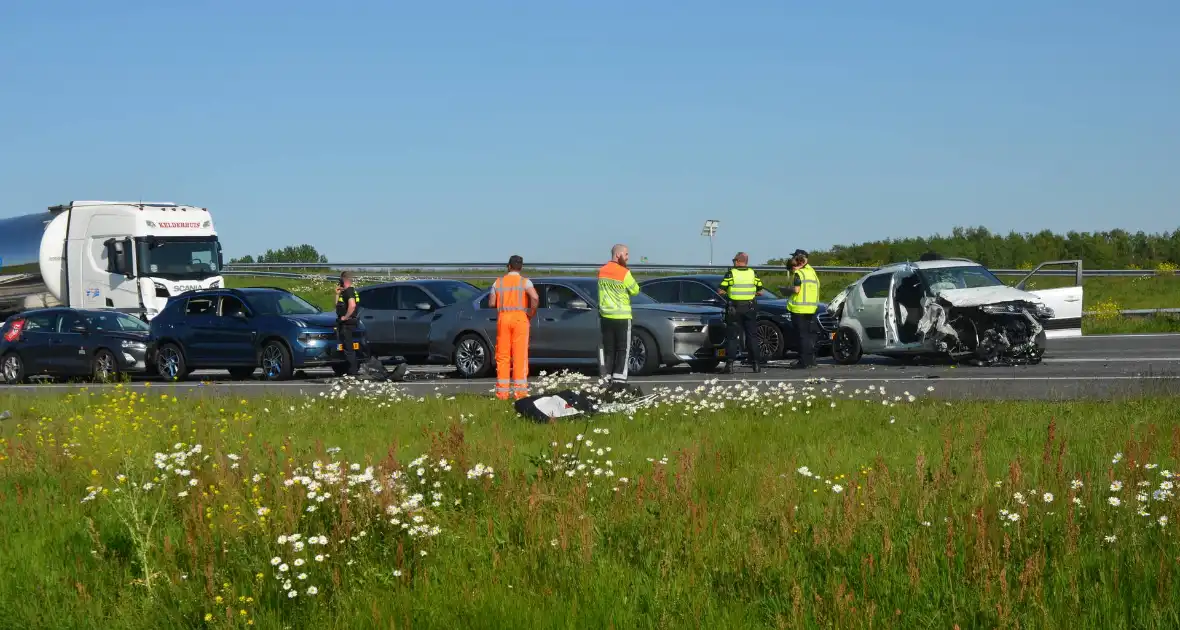 Meerdere voertuigen bij ernstig ongeval op snelweg - Foto 5