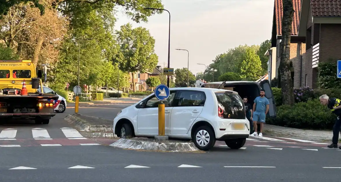 Auto vast op vluchtheuvel