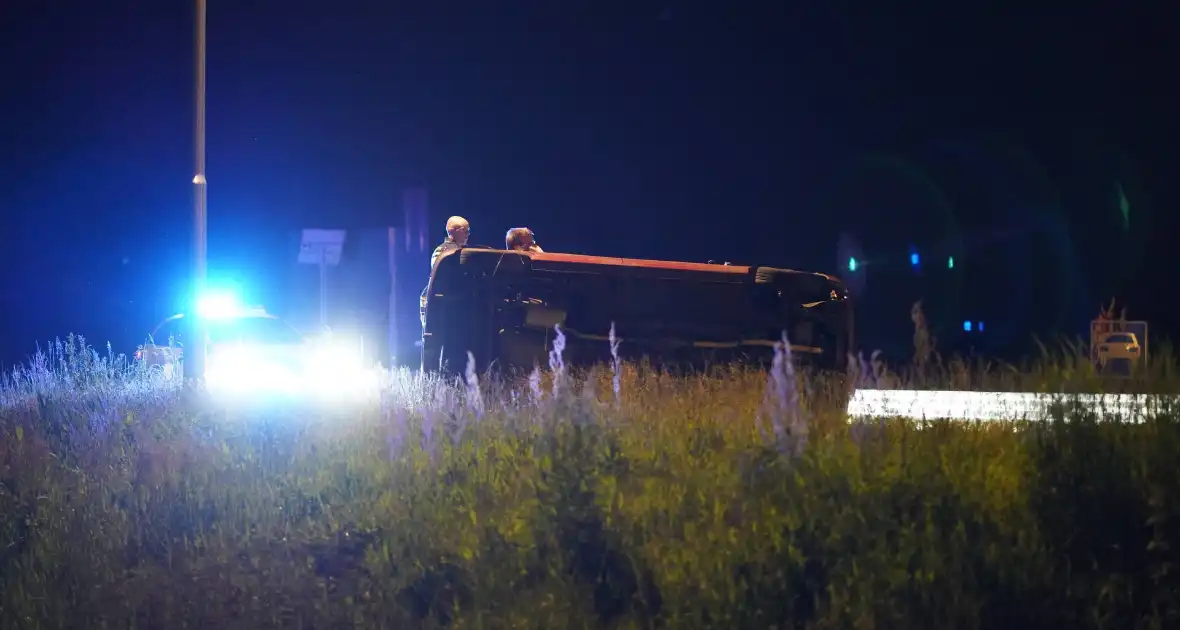 Automobilist belandt op zijkant - Foto 1