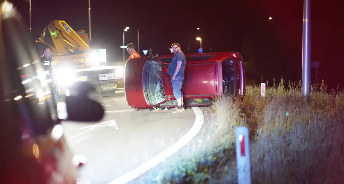 Automobilist belandt op zijkant - Foto 2