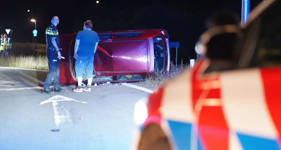 Automobilist belandt op zijkant - Foto 4