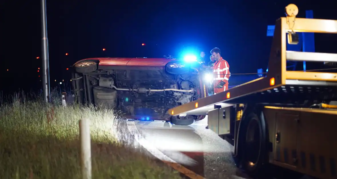 Automobilist belandt op zijkant - Foto 6