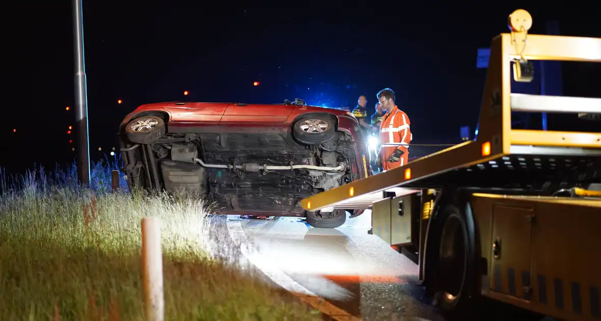 Automobilist belandt op zijkant - Foto 7