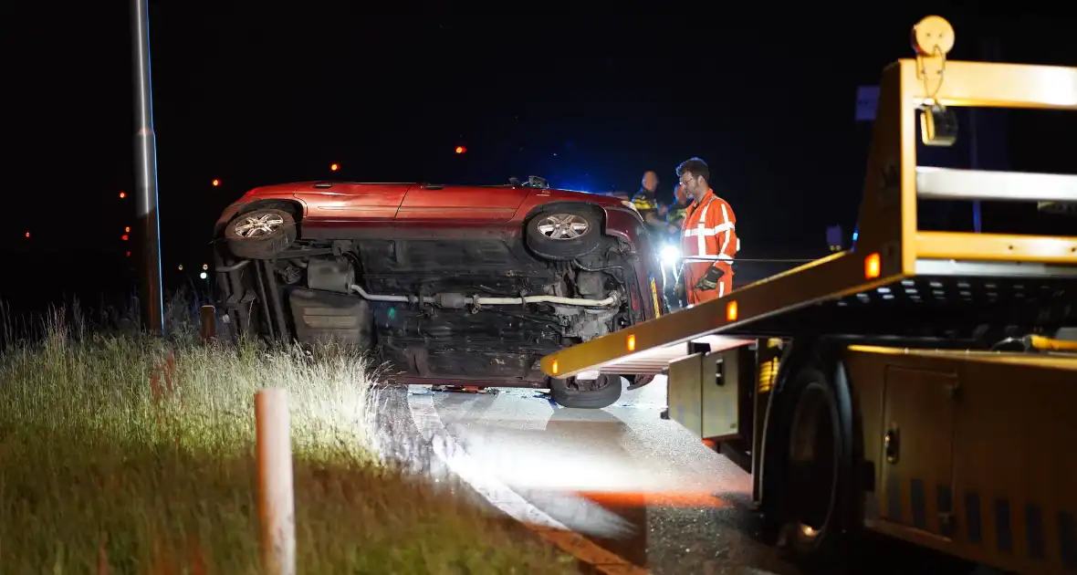 Automobilist belandt op zijkant - Foto 8