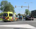 Twee personenwagens botsen op kruispunt