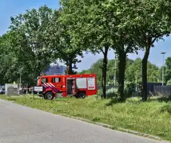 Zonnepanelen vliegen op dak in brand