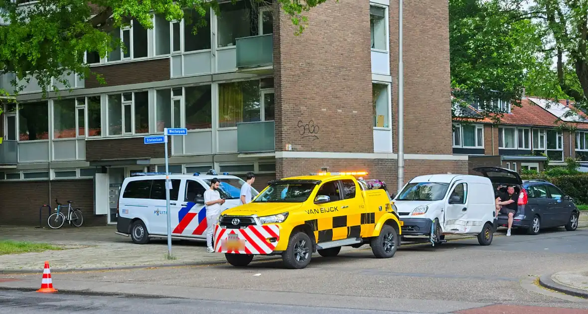 Busje zwaar beschadigd na botsing op kruising