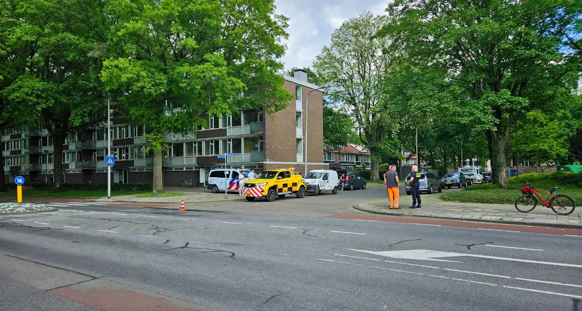 Busje zwaar beschadigd na botsing op kruising - Foto 1