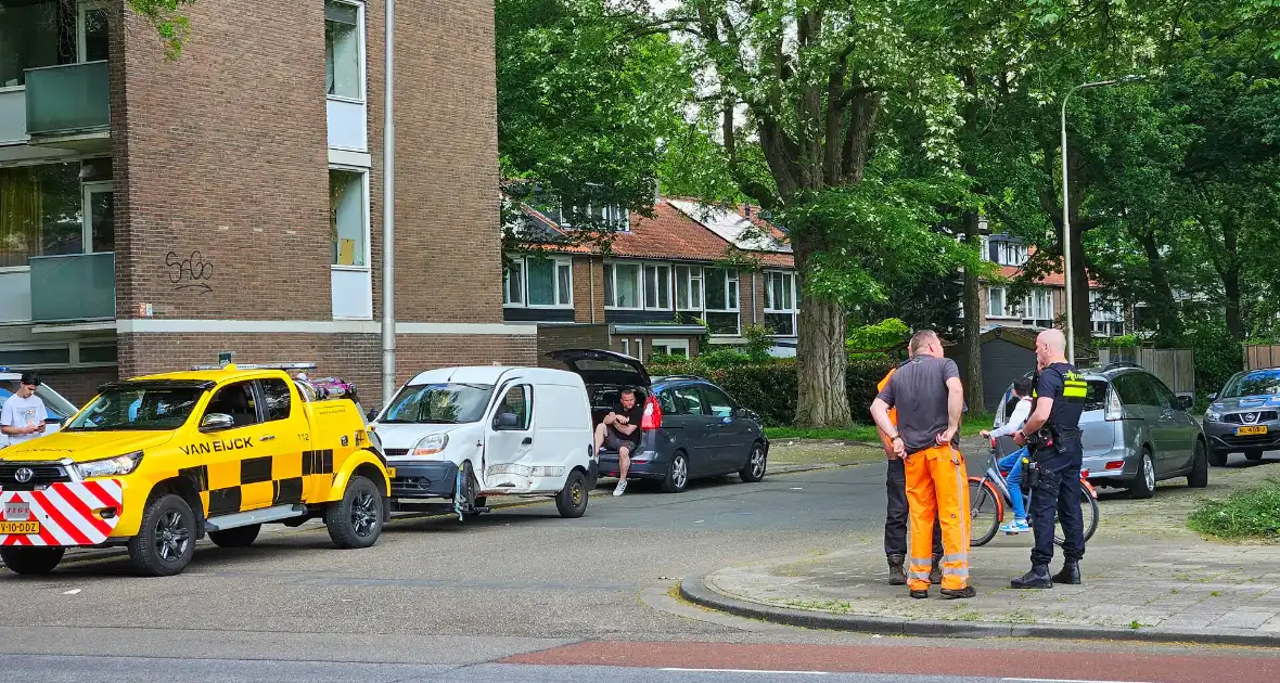 Busje zwaar beschadigd na botsing op kruising - Foto 2