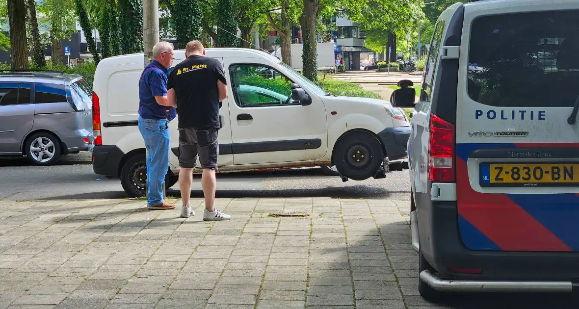 Busje zwaar beschadigd na botsing op kruising - Foto 3