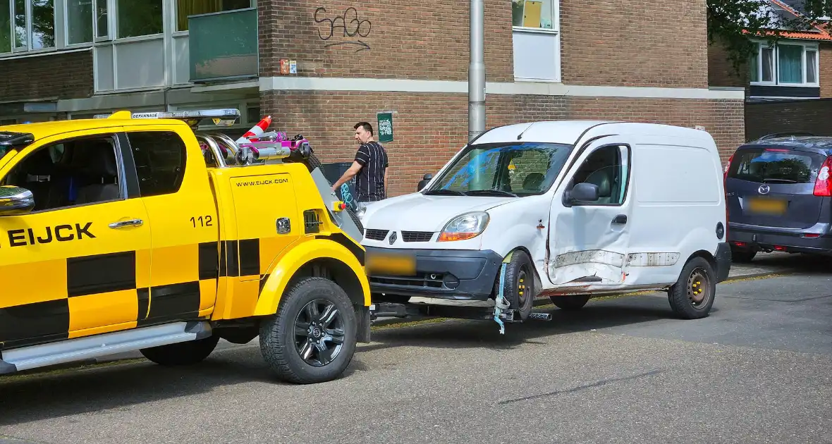 Busje zwaar beschadigd na botsing op kruising - Foto 4