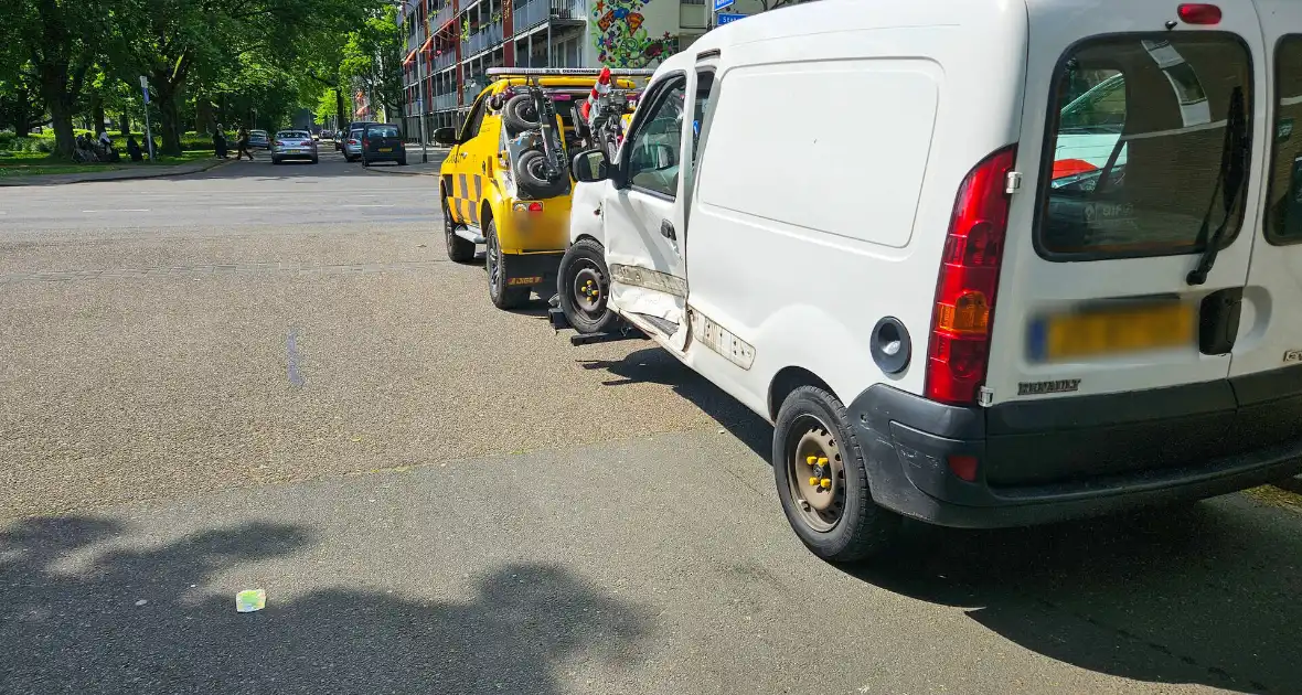 Busje zwaar beschadigd na botsing op kruising - Foto 6